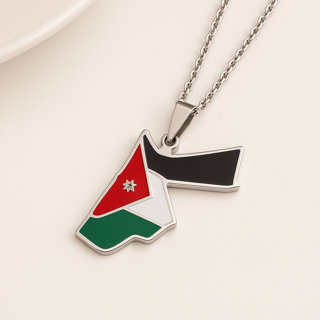 Silberne Jordanien-Karten-Halskette aus Edelstahl mit Flaggenfarben Schwarz, Weiß, Rot und Grün sowie Stern – Produktfoto auf hellem Hintergrund
