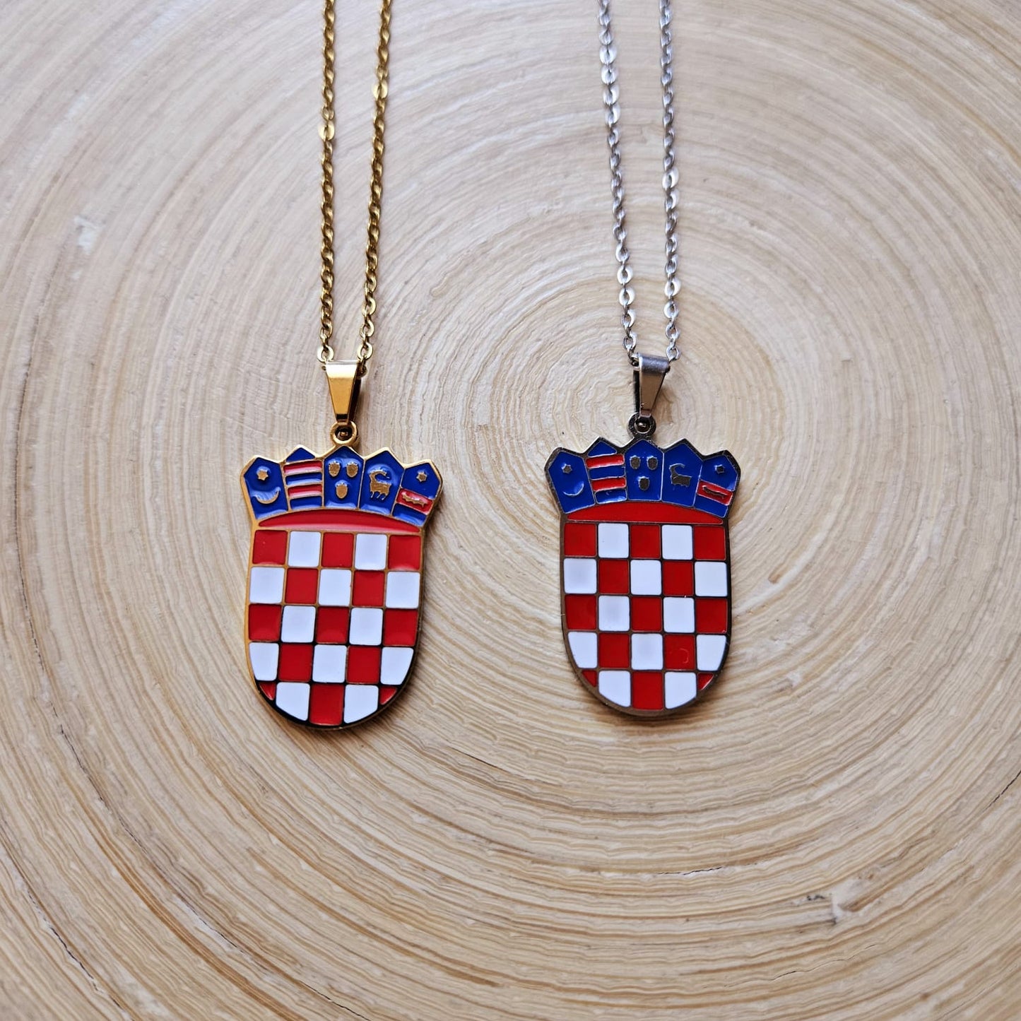 Kroatien Halskette mit farbigem Wappen Šahovnica aus Edelstahl in Gold und Silber