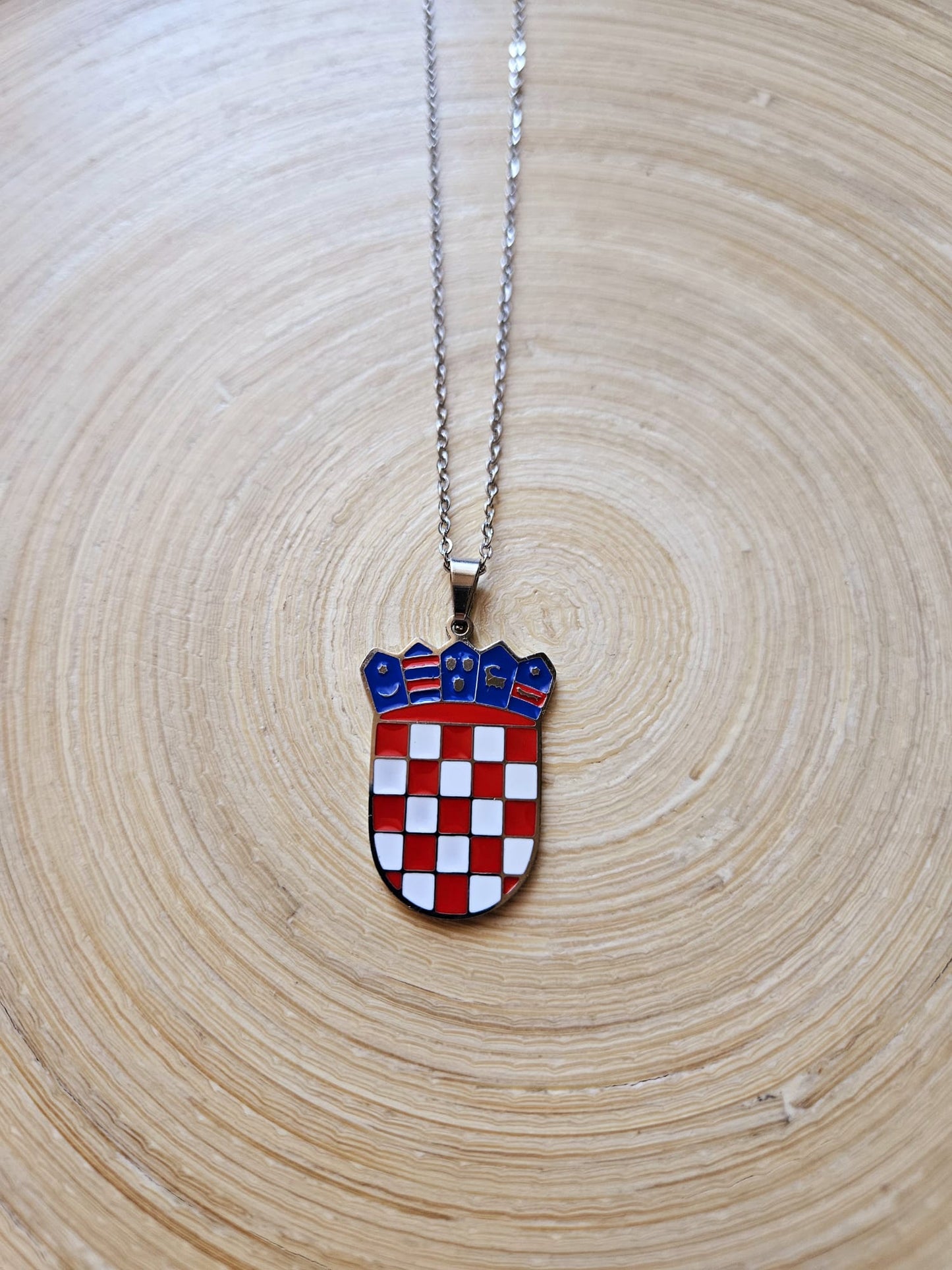 Silberne Kroatien Halskette mit farbigem Wappenanhänger