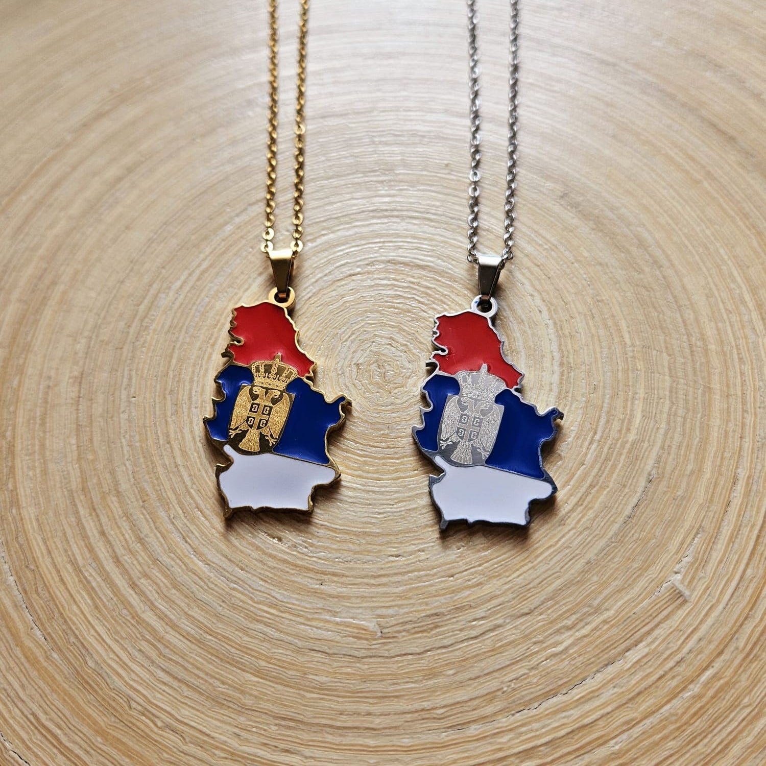 Serbien Halskette – Landesumriss mit Flagge und Wappen in Gold und Silber