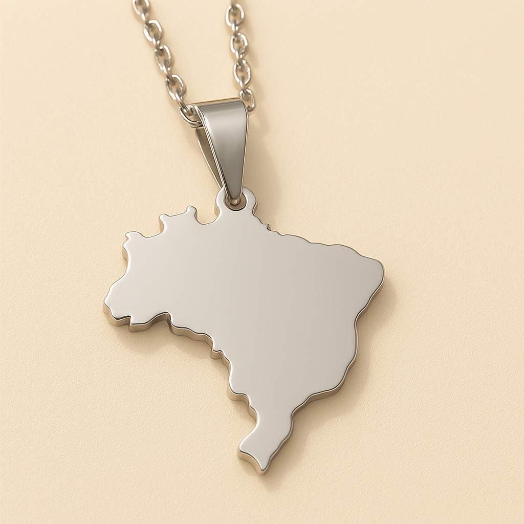 Brasilien Vollsilhouette Anhänger in Silber – Nahaufnahme der massiven brasilianischen Landkarte auf beigem Untergrund