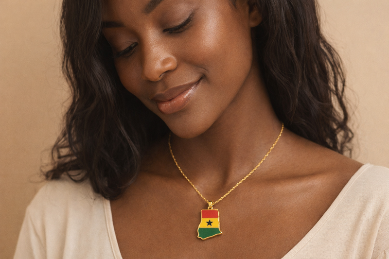 Frau trägt Ghana Halskette Länderumriss mit Flagge aus Edelstahl – NationalCharms