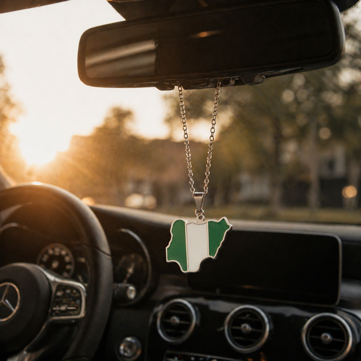 Nigeria Karte Flagge Anhänger in Silber hängt am Rückspiegel eines Mercedes – grün-weißes nigerianisches Schutzamulett fürs Auto