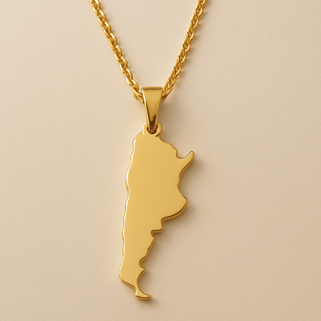 Schlichte goldene Argentinien-Karten-Halskette aus Edelstahl mit feiner Kette – Produktfoto auf hellem Hintergrund