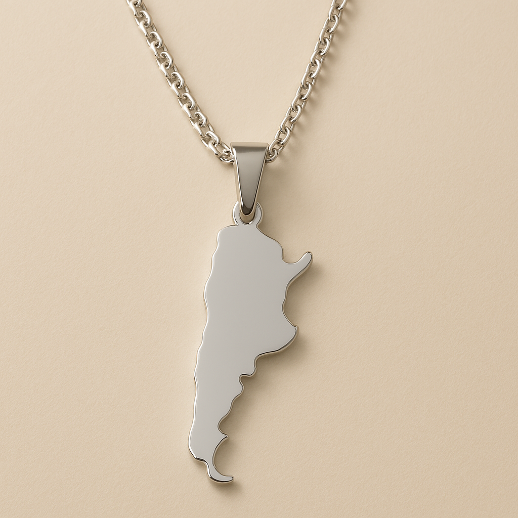Schlichte silberne Argentinien-Karten-Halskette aus Edelstahl mit feiner Ankerkette – Produktfoto auf hellem Hintergrund