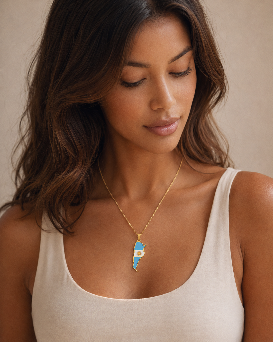 Argentinien Kette in Gold mit Argentinien Anhänger – goldene Halskette mit Landesmotiv am Model