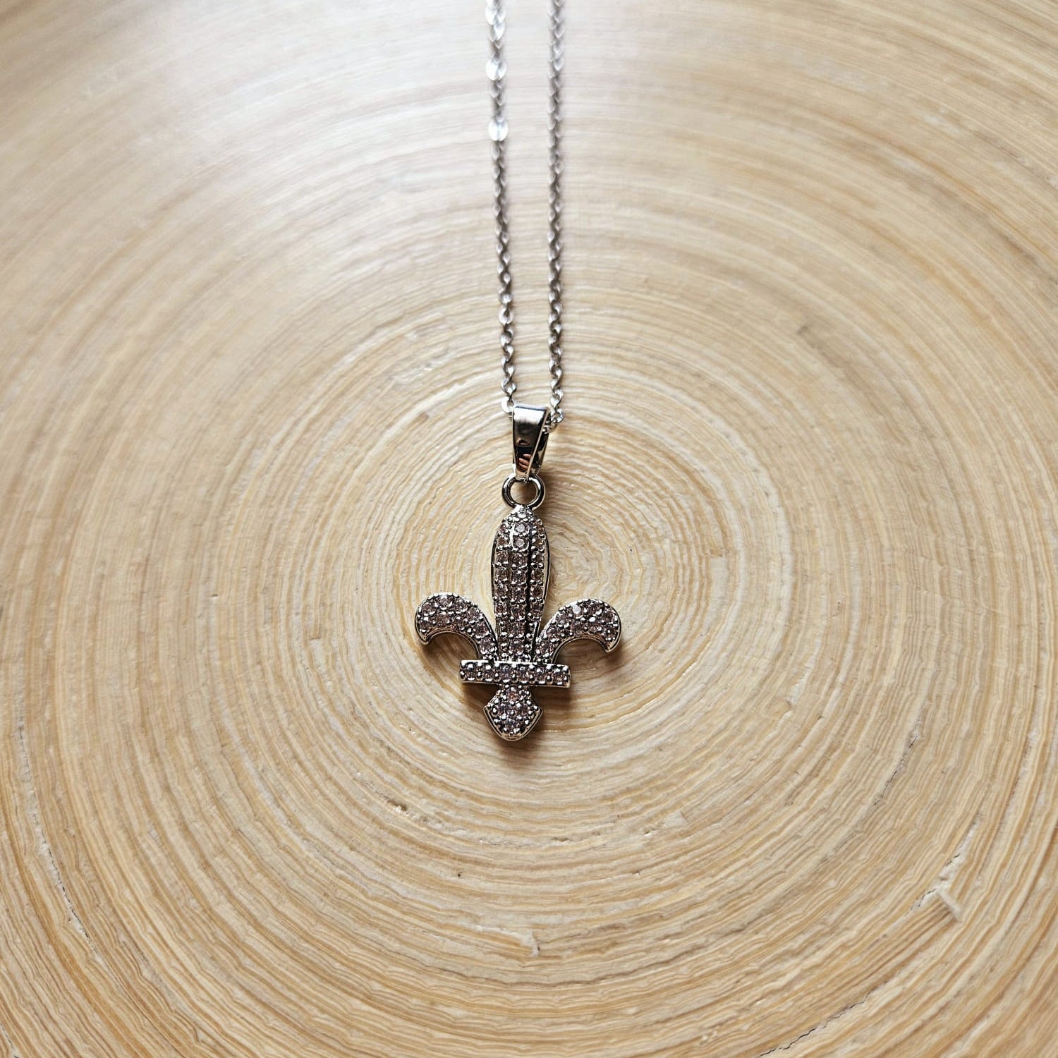 Silberne Bosanska Ljiljan Halskette aus Edelstahl mit Strass