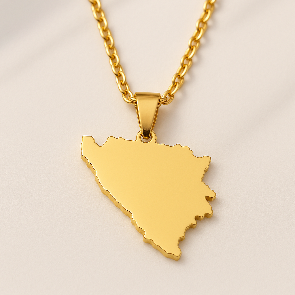 Goldene Halskette mit mattiertem Bosnien-Karten-Anhänger ohne Farbfüllung – Produktfoto auf hellem Hintergrund