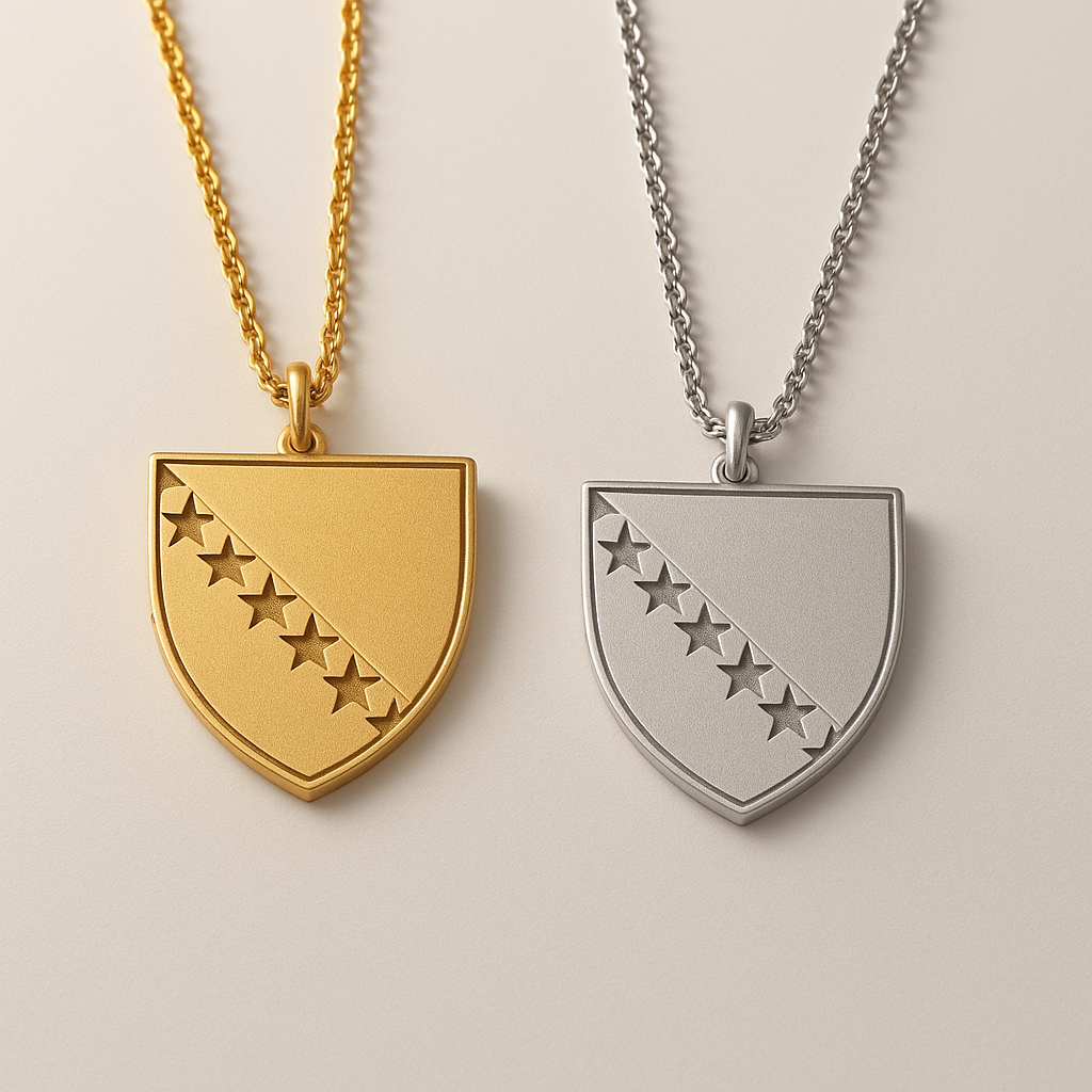 Zwei Halsketten mit Bosnien-Wappen-Anhänger in Schildform mit diagonaler Sternenreihe – einmal in Gold und einmal in Silber – auf hellem Hintergrund
