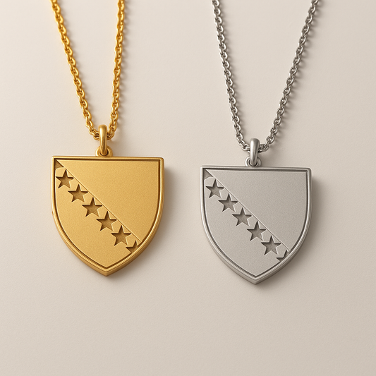 Zwei Halsketten mit Bosnien-Wappen-Anhänger in Schildform mit diagonaler Sternenreihe – einmal in Gold und einmal in Silber – auf hellem Hintergrund