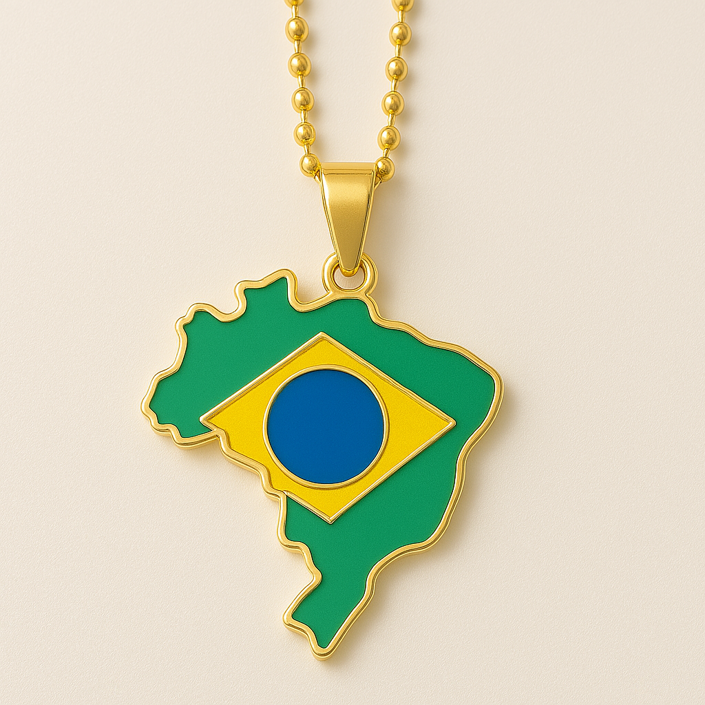 Brasilien Karte Flagge Anhänger in Gold – Nahaufnahme mit grün-gelb-blauer brasilianischer Flagge in Landkartenform auf weißem Untergrund
