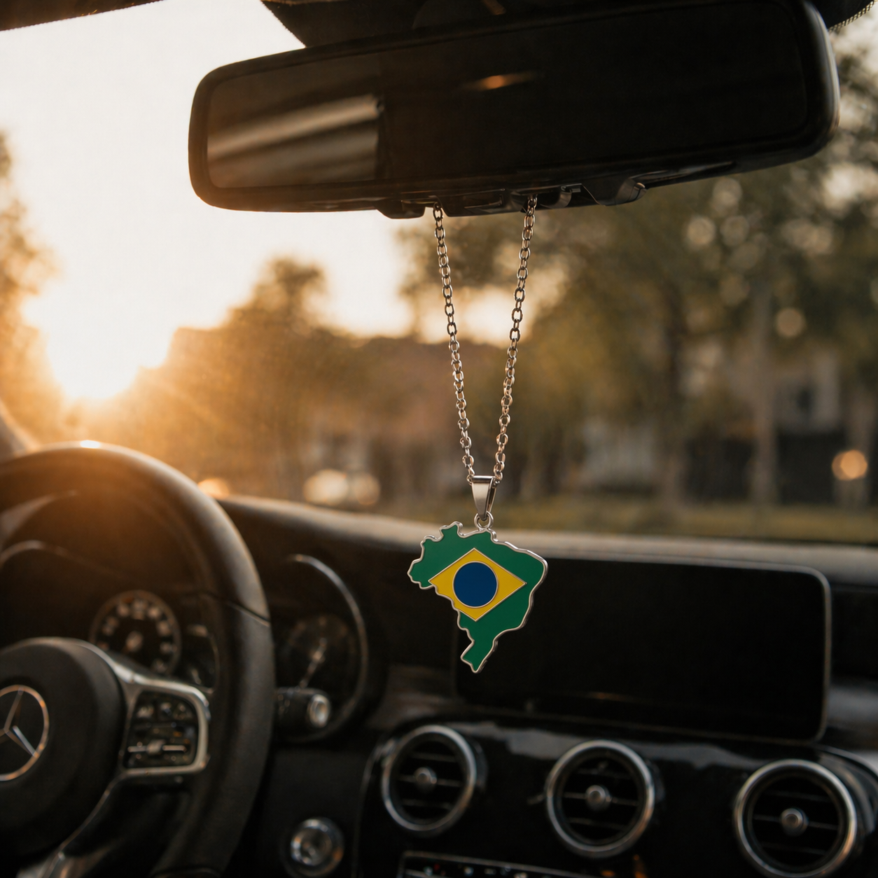 Brasilien Karte Flagge Anhänger in Silber hängt am Rückspiegel eines Mercedes – grün-gelb-blaues Schutzamulett fürs Auto