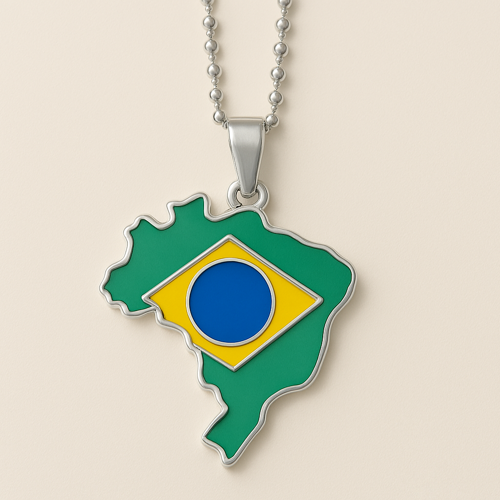 Brasilien Karte Flagge Anhänger in Silber – Nahaufnahme mit grün-gelb-blauer brasilianischer Flagge in Landkartenform auf weißem Untergrund