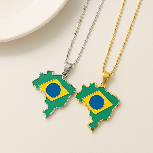 Brasilien Karte Flagge Halskette in Silber und Gold – beide Varianten mit grün-gelb-blauer brasilianischer Flagge auf weißem Untergrund im Vergleich