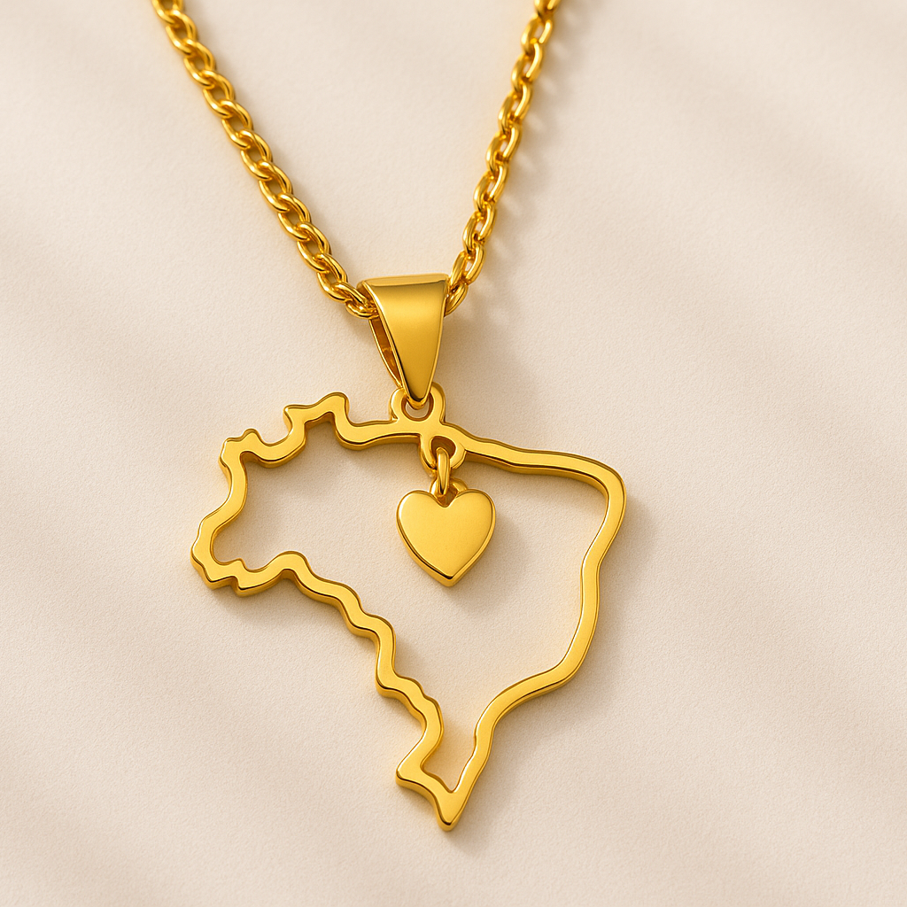 Brasilien Silhouette Herz Anhänger in Gold – Nahaufnahme mit brasilianischer Landkarte und Herzcharm auf beigem Untergrund