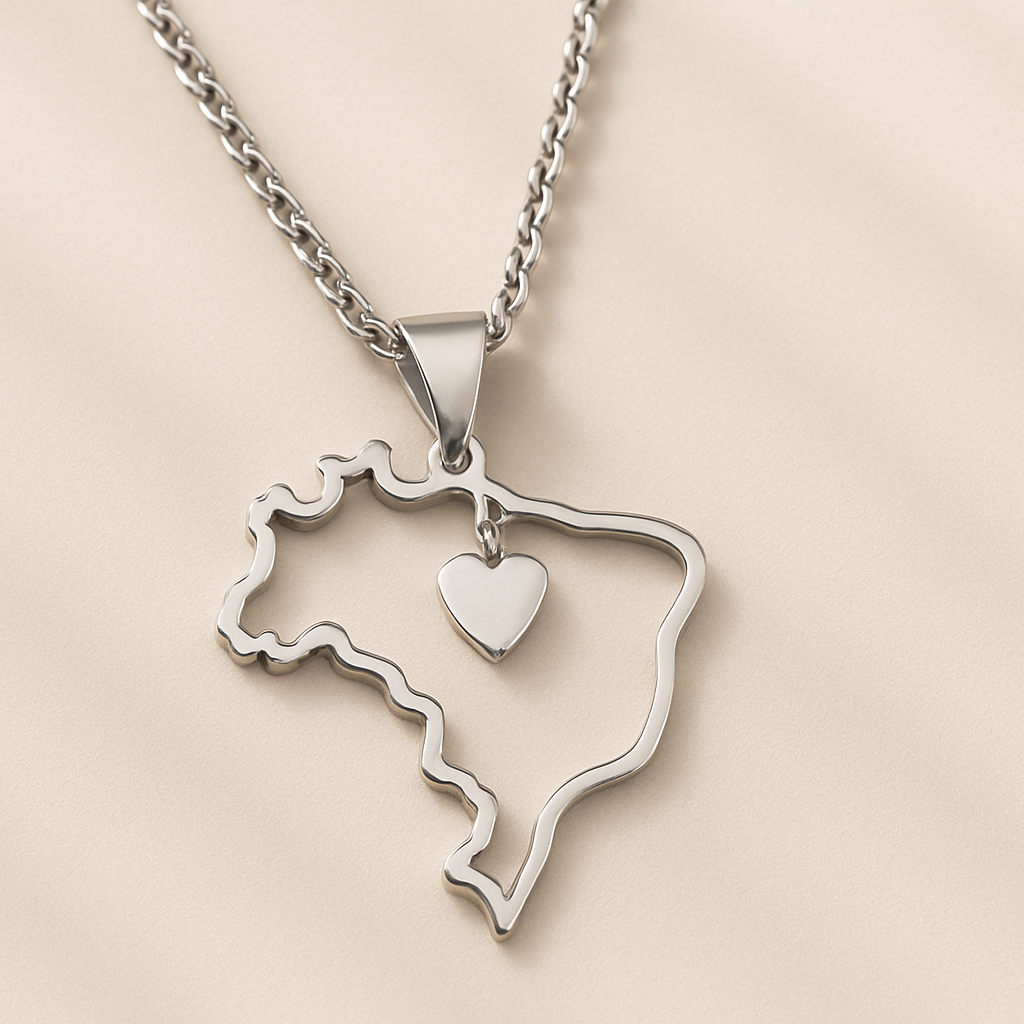 Brasilien Silhouette Herz Anhänger in Silber – Nahaufnahme mit brasilianischer Landkarte und Herzcharm auf beigem Untergrund