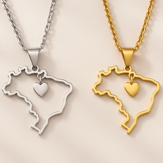 Brasilien Silhouette Herz Halskette in Silber und Gold – beide Varianten mit brasilianischer Landkarte und Herzanhänger auf beigem Untergrund