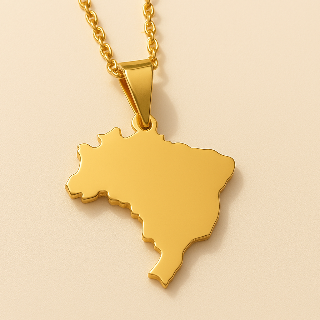 Brasilien Vollsilhouette Anhänger in Gold – Nahaufnahme der massiven brasilianischen Landkarte auf beigem Untergrund