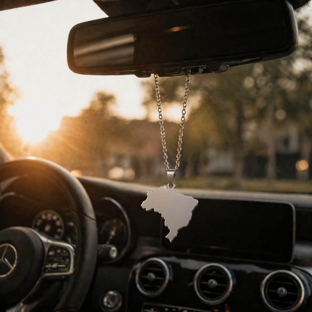Brasilien Vollsilhouette Anhänger in Silber hängt am Rückspiegel eines Mercedes – minimalistisches brasilianisches Schutzamulett fürs Auto