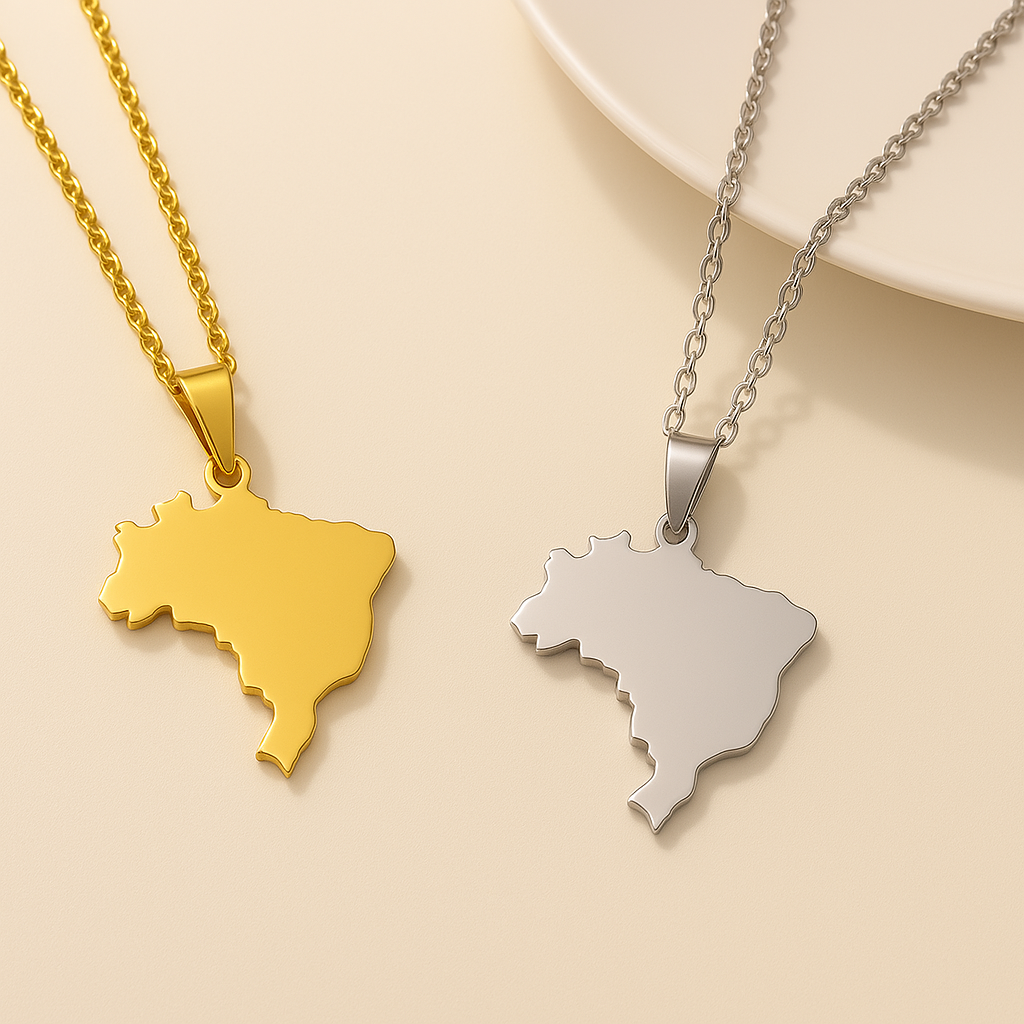 Brasilien Vollsilhouette Halskette in Gold und Silber – beide Varianten mit massiver brasilianischer Landkarte auf beigem Untergrund