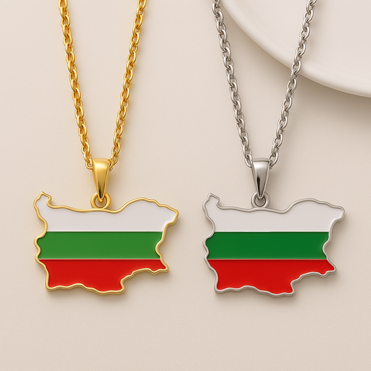 Zwei Halsketten mit Bulgarien-Karten-Anhänger in den Landesfarben Weiß, Grün und Rot – einmal in Gold und einmal in Silber – auf hellem Hintergrund