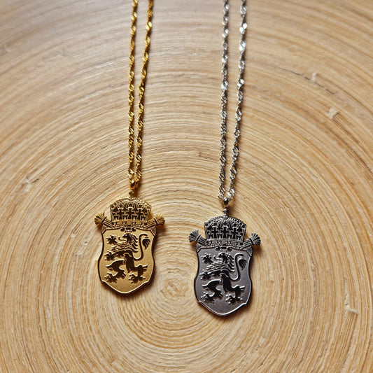 Goldene und silberne Bulgarien Wappen Ketten aus Edelstahl mit Löwenwappen Anhänger auf natürlichem Holzuntergrund.