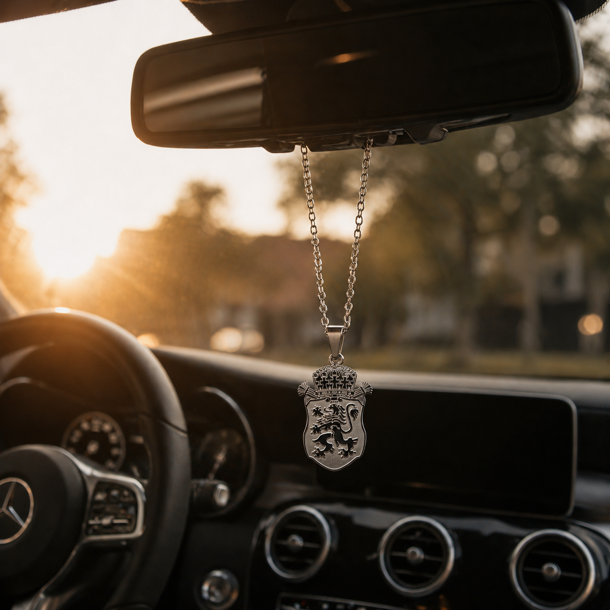 Silberne Bulgarien Wappen Kette mit Löwenmotiv hängt als stilvolles Auto Accessoire am Rückspiegel eines Mercedes.