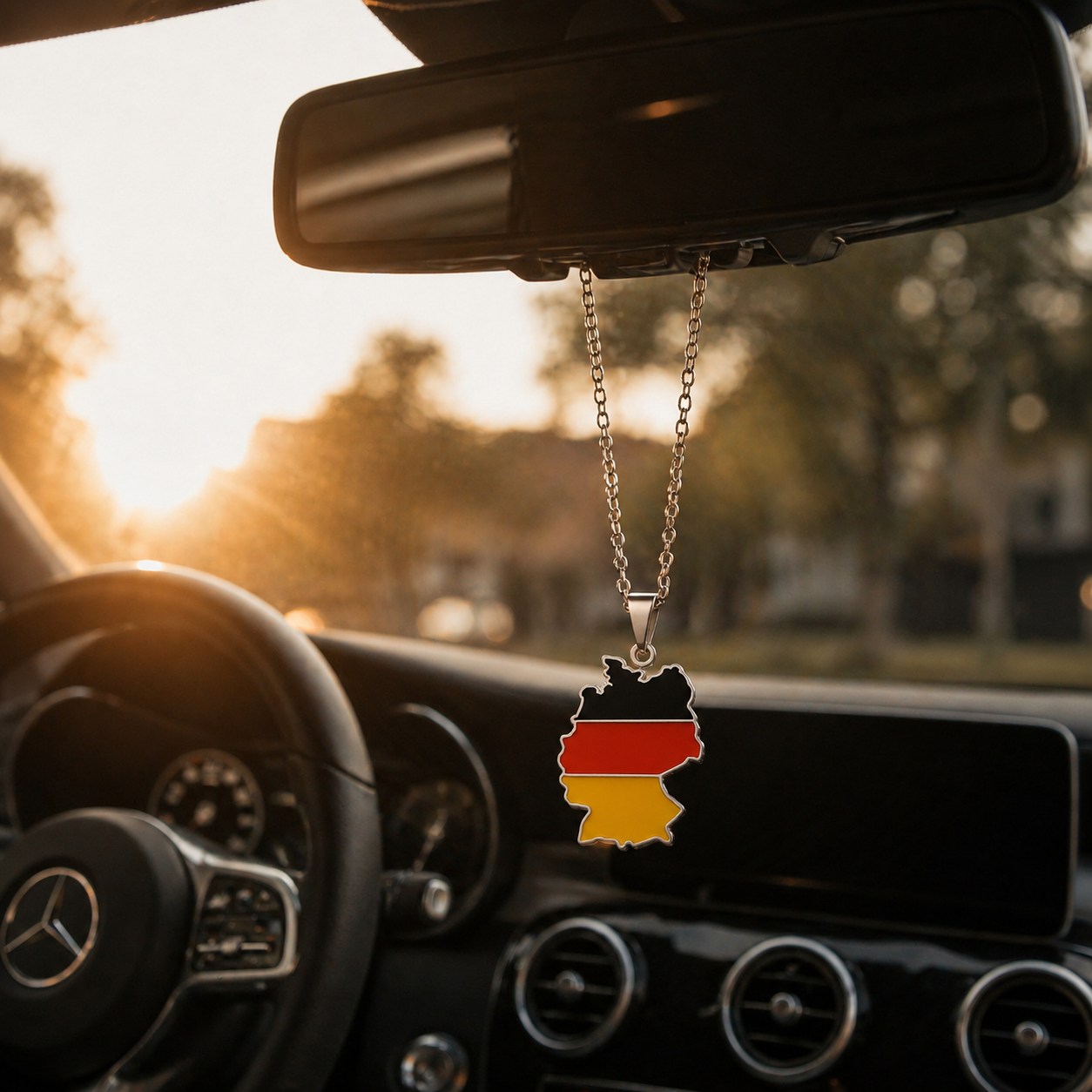 Deutschland Kette in Silber mit Deutschland Anhänger in Landkartenform und deutscher Flagge am Auto-Rückspiegel