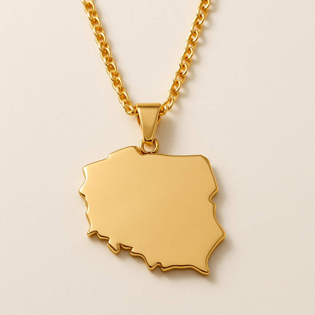 Minimalistische goldene Polen Landkarten Halskette aus Edelstahl mit modernem Länder Anhänger auf hellem Hintergrund.