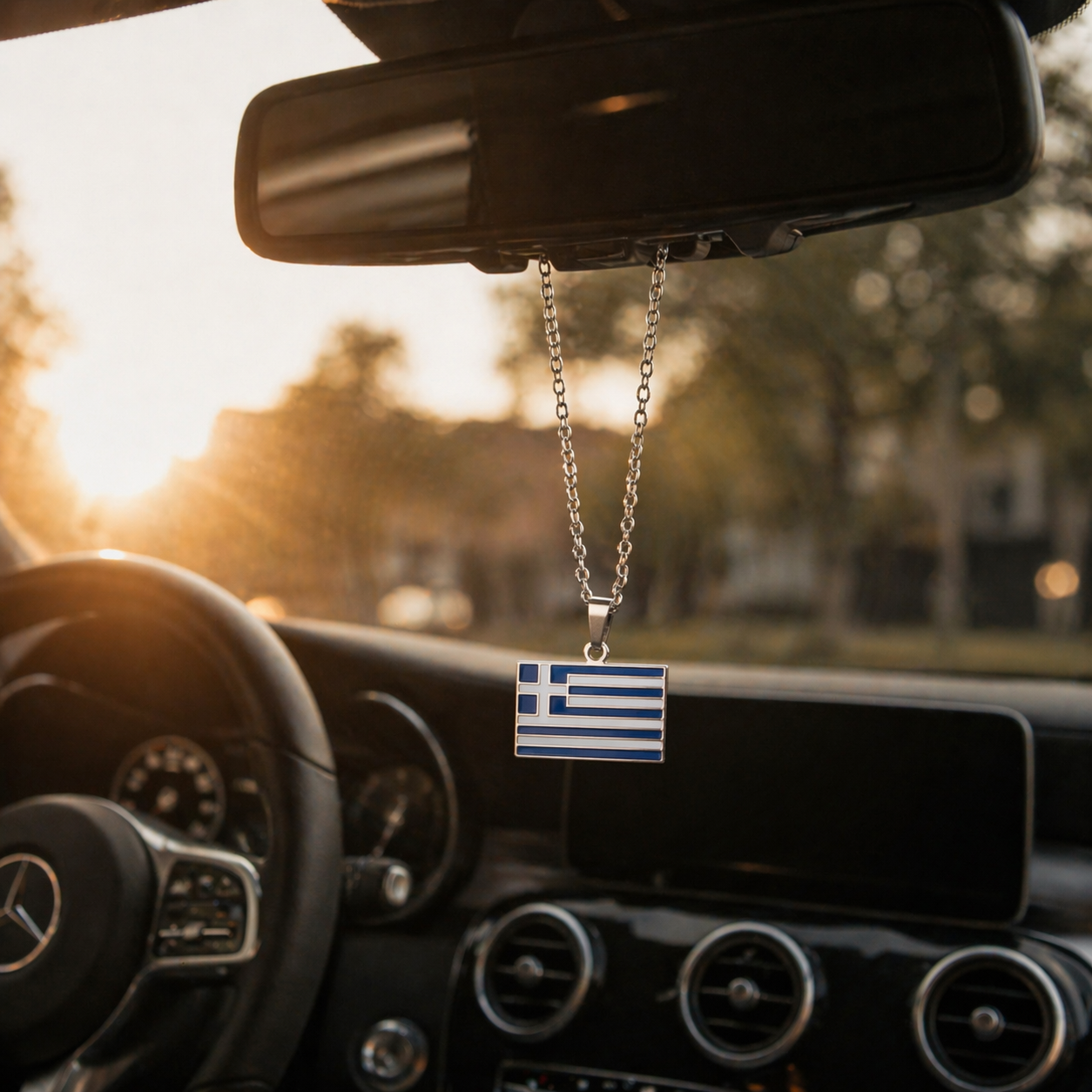 Griechenland Flagge Anhänger in Silber hängt am Rückspiegel eines Mercedes – blau-weißes Schutzamulett fürs Auto