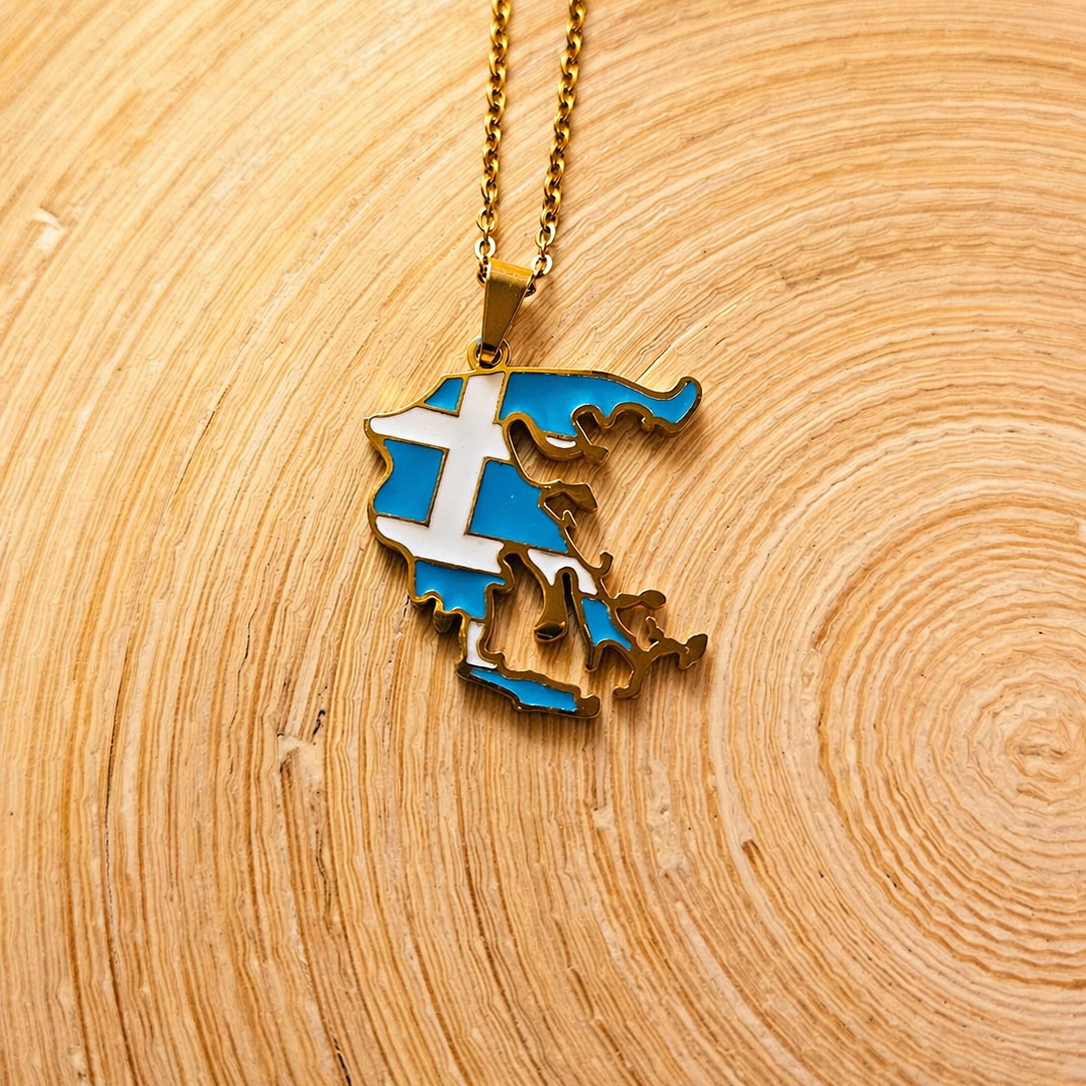 Griechenland Karte Flagge Anhänger in Gold – Nahaufnahme mit blau-weißer griechischer Flagge in Landkartenform auf Holzuntergrund
