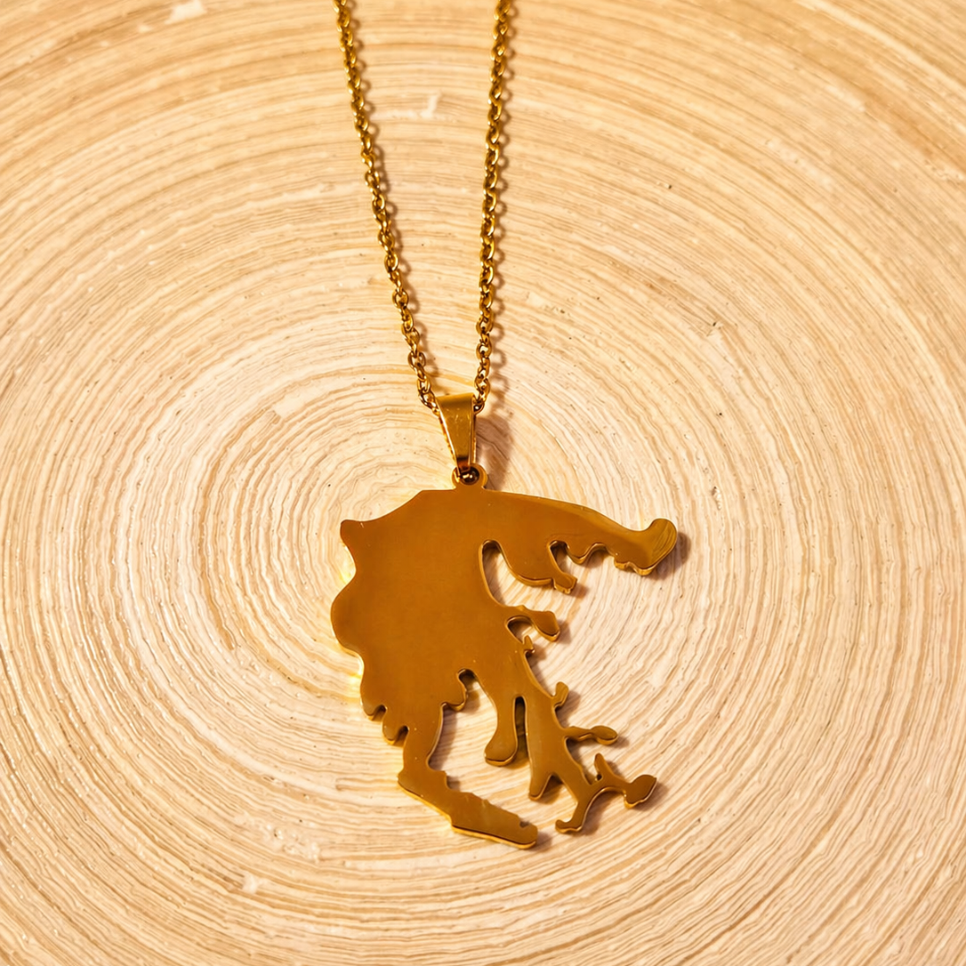 Griechenland Silhouette Anhänger in Gold – Nahaufnahme der minimalistischen griechischen Landkarte auf Holzuntergrund