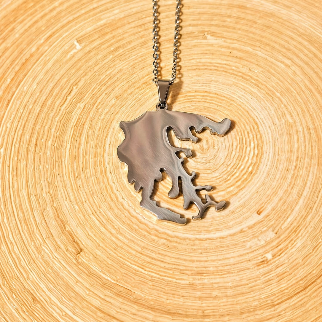 Griechenland Silhouette Anhänger in Silber – Nahaufnahme der minimalistischen griechischen Landkarte auf Holzuntergrund