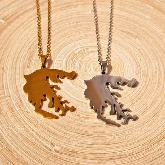 Griechenland Silhouette Halskette in Gold und Silber – beide Varianten mit glatter griechischer Landkarte auf Holzuntergrund