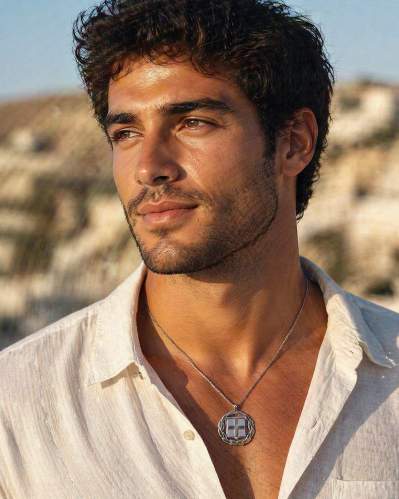 Mann trägt Griechenland Wappen Halskette Edelstahl Silber outdoor Santorini – NationalCharms