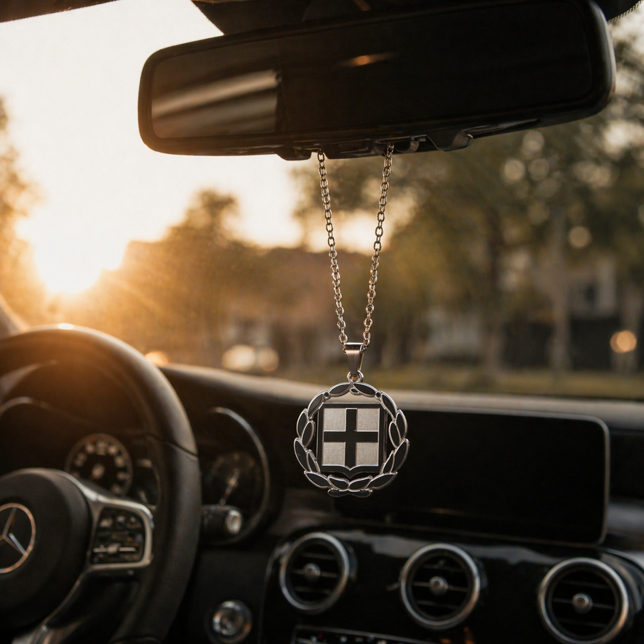 Griechisches Wappen Anhänger in Silber hängt am Rückspiegel eines Mercedes – Schutzamulett mit Kreuz und Lorbeerkranz im Auto
