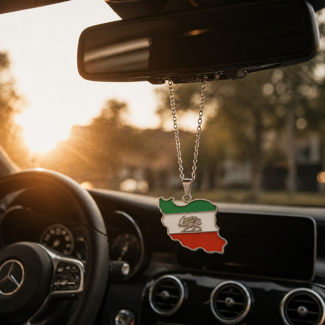 Iran-Karten-Flaggenanhänger aus Edelstahl mit Löwe-und-Sonne-Emblem, am Rückspiegel eines Mercedes befestigt, Sonnenuntergangsstimmung im Auto