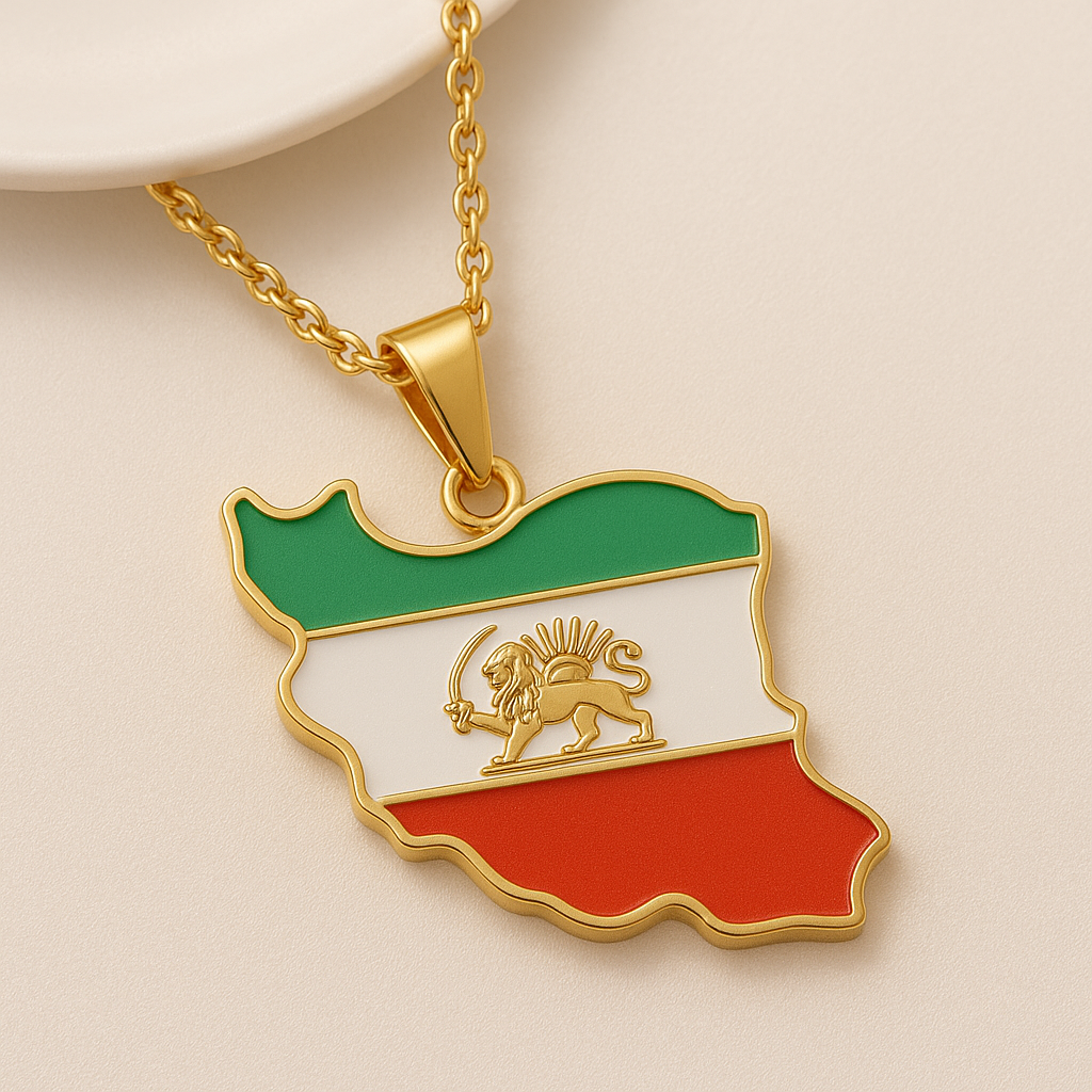 Goldene Iran-Karten-Halskette mit Löwe-und-Sonne-Emblem, emailliert in Grün-Weiß-Rot, Nahaufnahme des Anhängers auf hellem Hintergrund