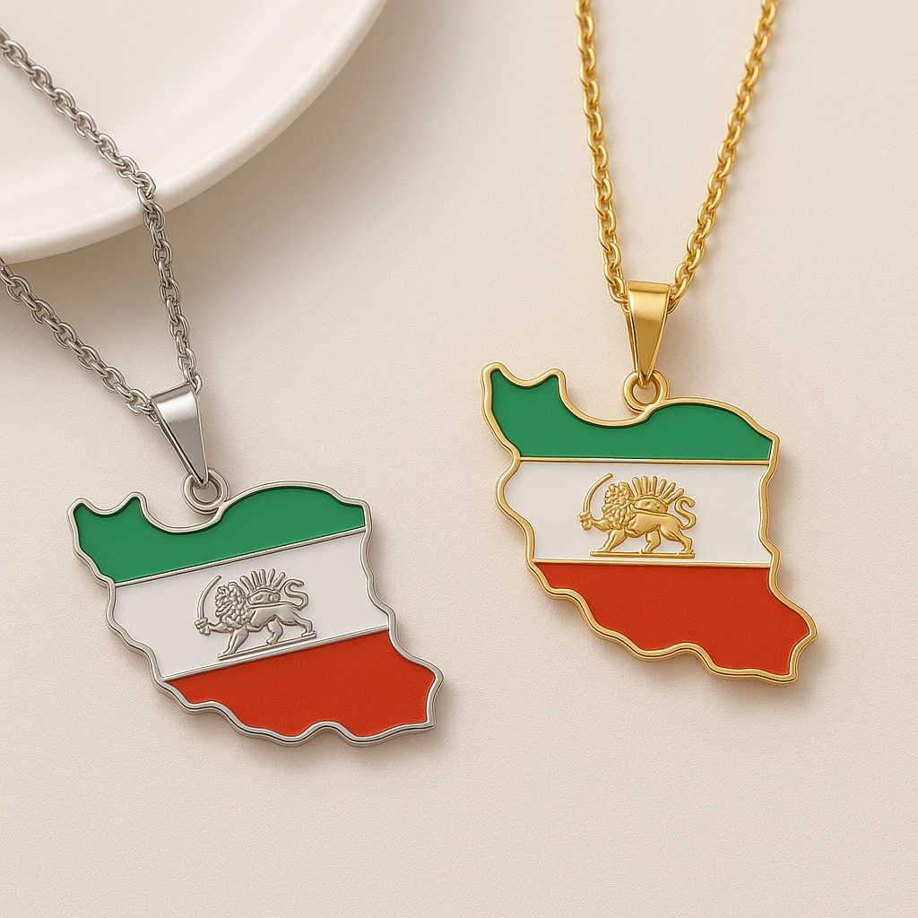 Iran-Karten-Halsketten in Silber und Gold mit Löwe-und-Sonne-Emblem, emailliert in Grün-Weiß-Rot, Produktfoto auf hellem Hintergrund
