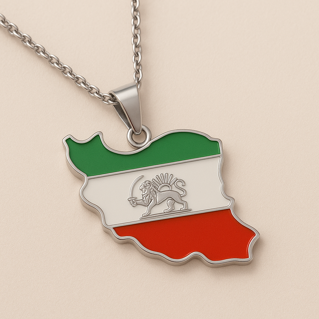 Silberne Iran-Karten-Halskette mit Löwe-und-Sonne-Emblem, emailliert in Grün-Weiß-Rot, Nahaufnahme des Anhängers auf hellem Hintergrund