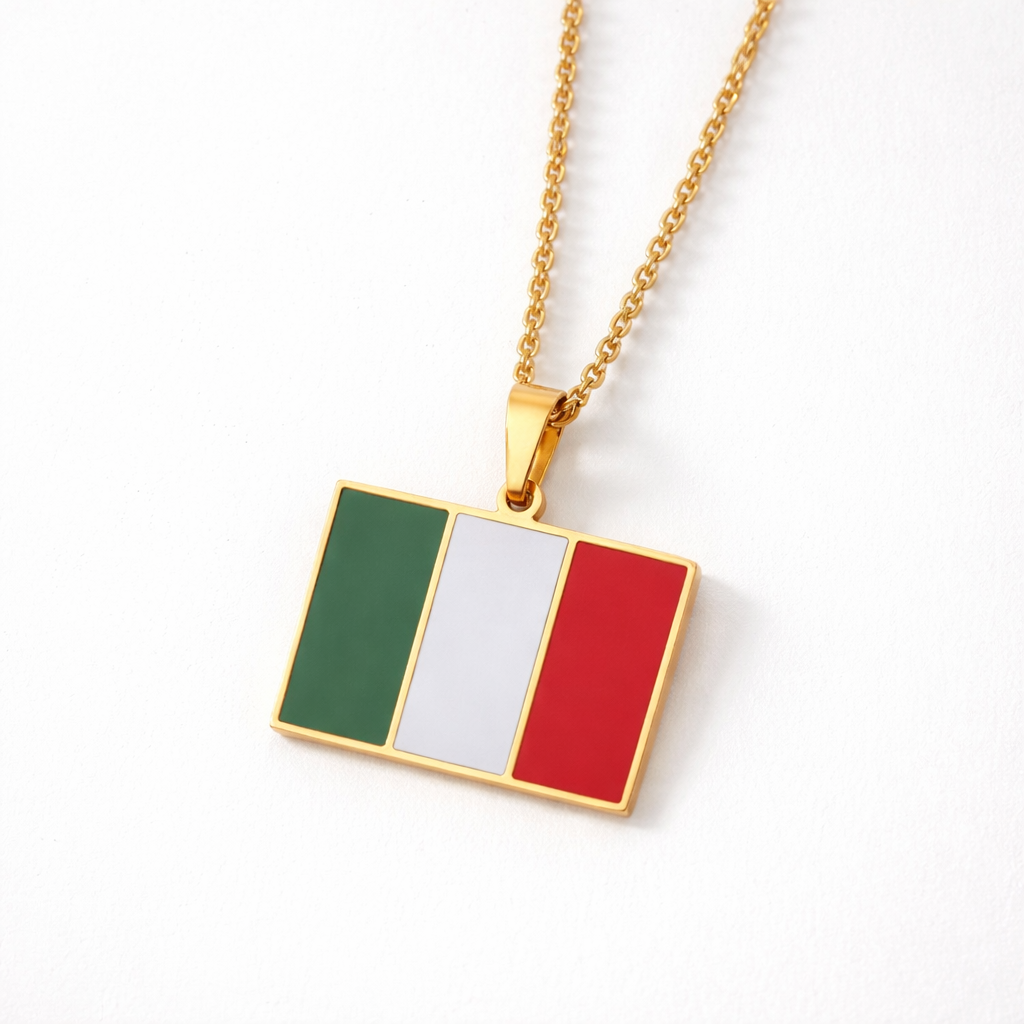 Goldene rechteckige Italien-Flaggen-Halskette aus Edelstahl mit Nationalfarben Grün, Weiß und Rot – Produktfoto auf weißem Hintergrund