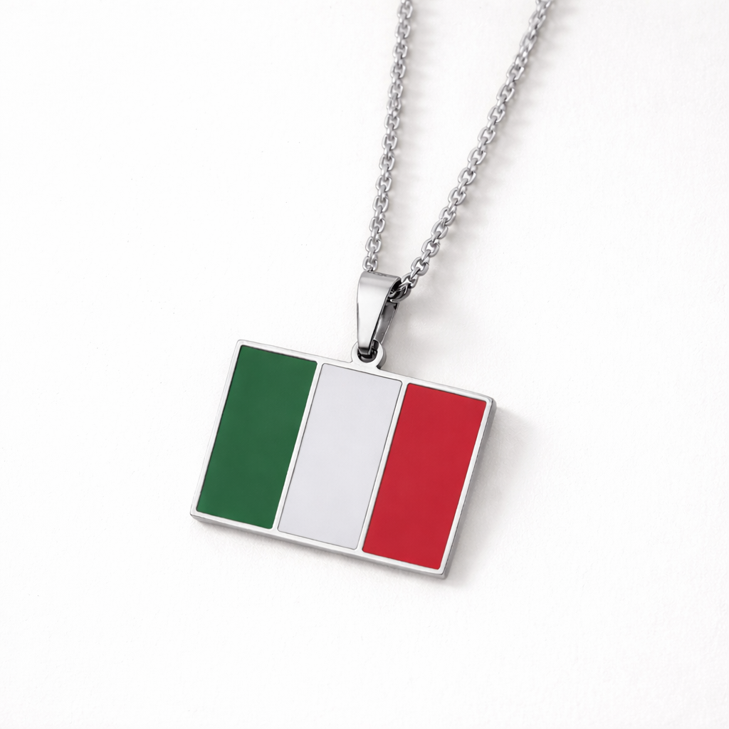 Silberne rechteckige Italien-Flaggen-Halskette aus Edelstahl mit Nationalfarben Grün, Weiß und Rot – Produktfoto auf weißem Hintergrund