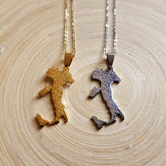 Zwei Italien-Karten-Halsketten aus Edelstahl mit gravierten Regionen – eine in Gold und eine in Silber – nebeneinander auf einer Holzoberfläche liegend