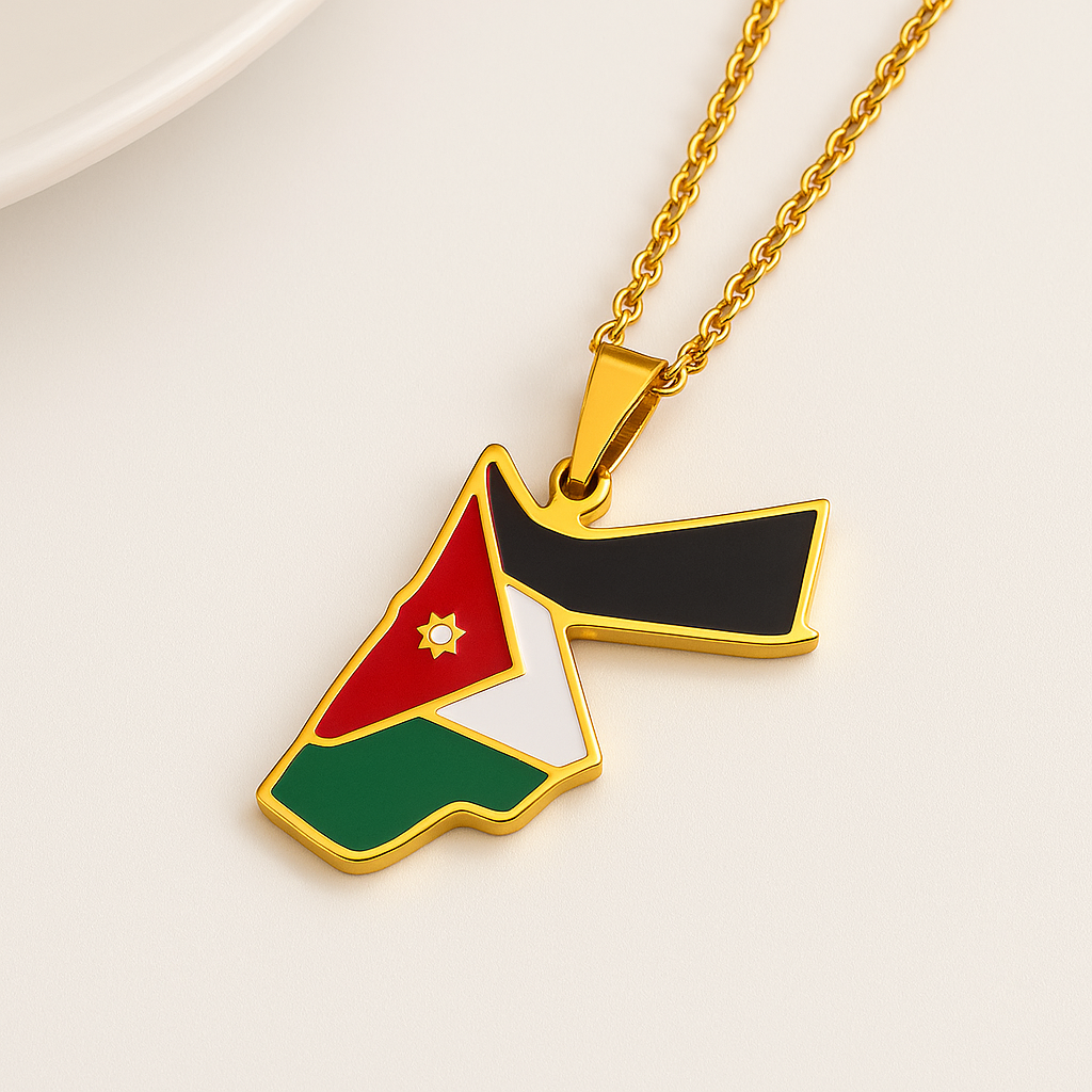 Goldene Jordanien-Karten-Halskette aus Edelstahl mit Flaggenfarben Schwarz, Weiß, Rot und Grün sowie Stern – Produktfoto auf hellem Hintergrund