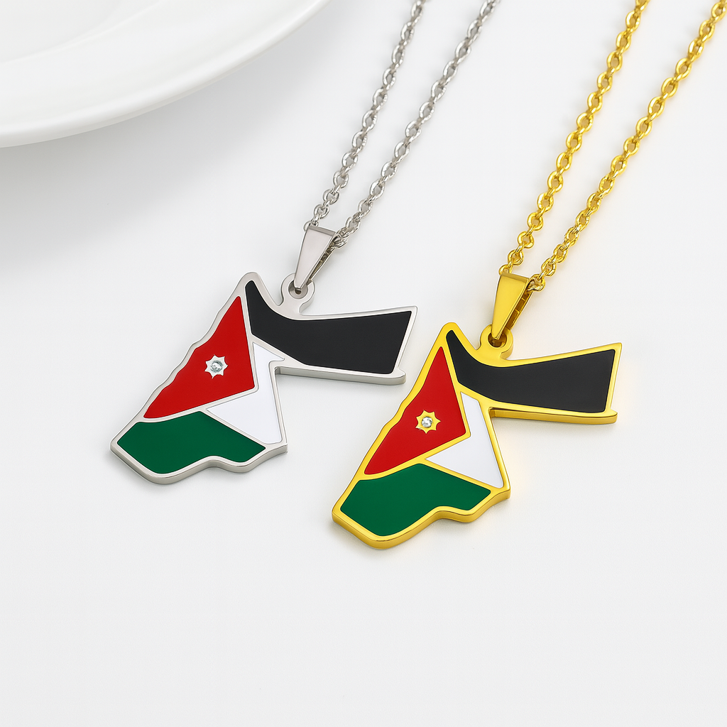 Zwei Jordanien-Karten-Halsketten aus Edelstahl mit Flaggenfarben Schwarz, Weiß, Rot und Grün sowie Stern – eine mit silberner und eine mit goldener Fassung – nebeneinander auf weißem Hintergrund