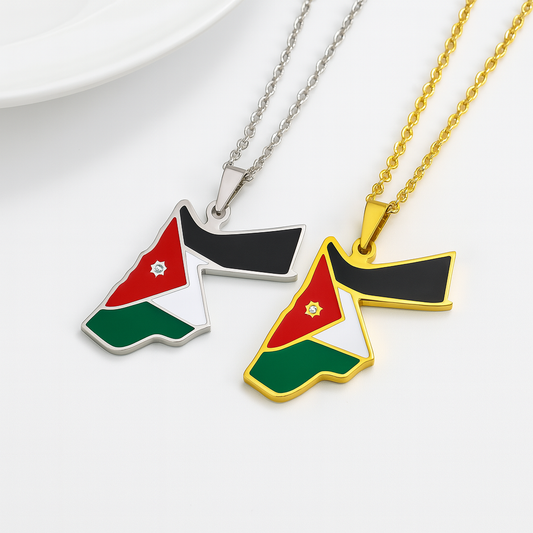 Zwei Jordanien-Karten-Halsketten aus Edelstahl mit Flaggenfarben Schwarz, Weiß, Rot und Grün sowie Stern – eine mit silberner und eine mit goldener Fassung – nebeneinander auf weißem Hintergrund