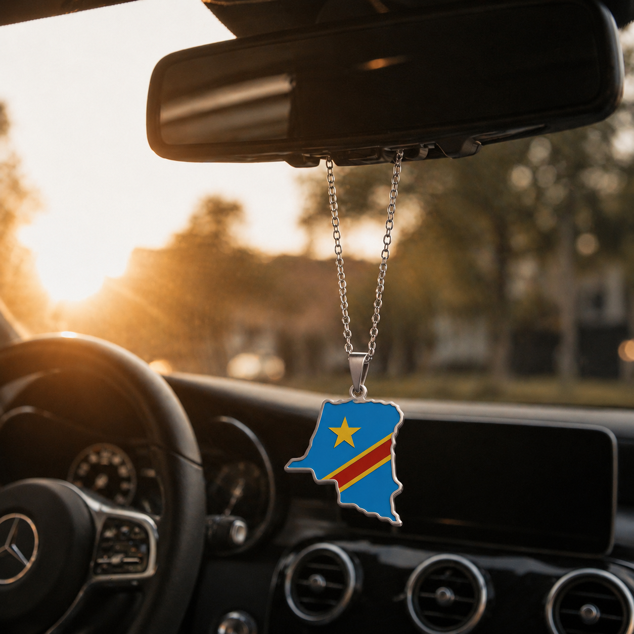 DR Kongo-Karten-Flaggenanhänger aus Edelstahl in Silber, am Rückspiegel eines Mercedes befestigt, Sonnenuntergangsstimmung im Auto