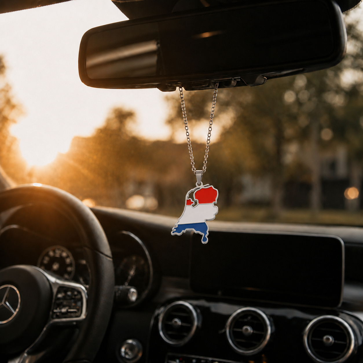 Niederlande Kette in Silber mit Landkarten Anhänger in den Farben der niederländischen Flagge am Auto Rückspiegel