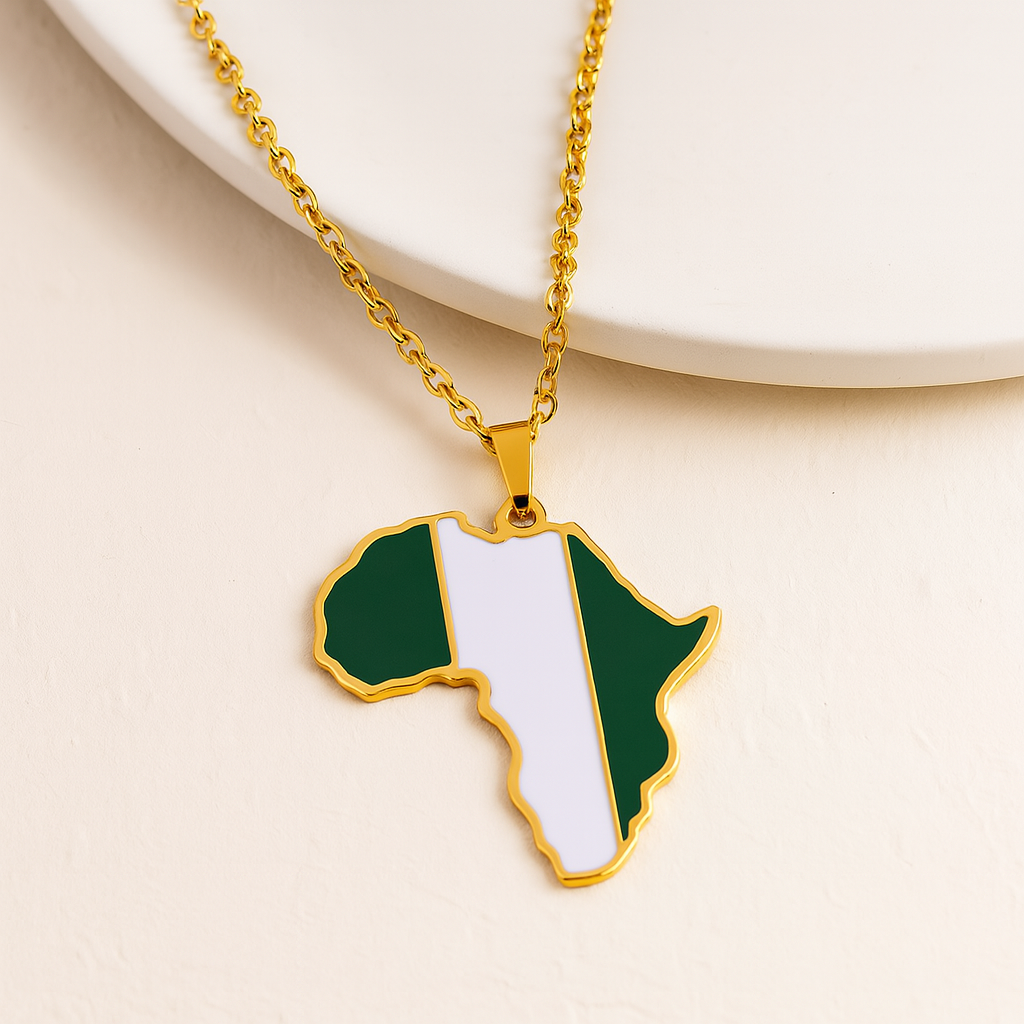 Goldene Halskette mit Afrika-Karten-Anhänger in den Farben der nigerianischen Flagge – Grün und Weiß – auf hellem Hintergrund