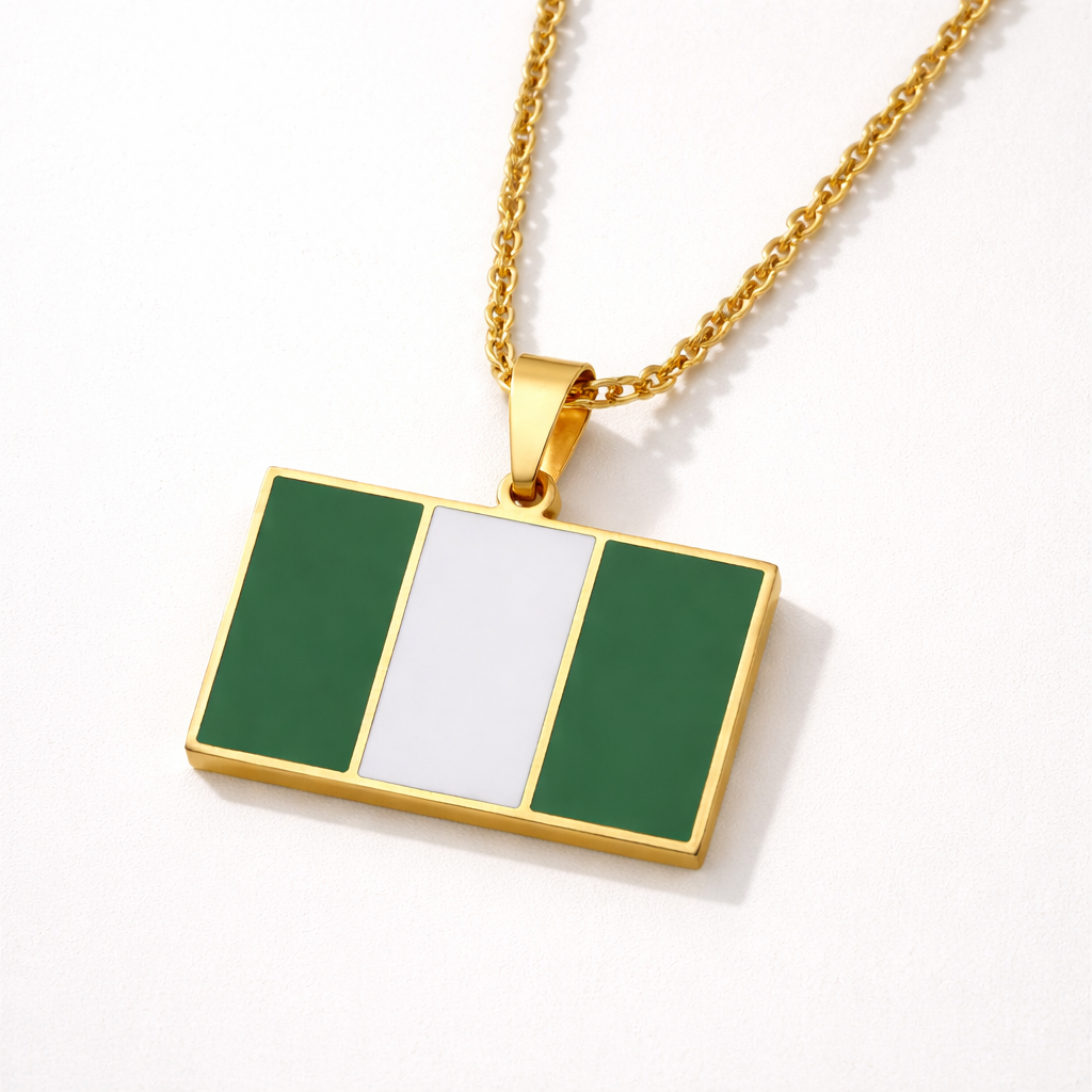 Nigeria Flagge Anhänger in Gold – Nahaufnahme mit rechteckiger grün-weißer nigerianischer Flagge auf weißem Untergrund